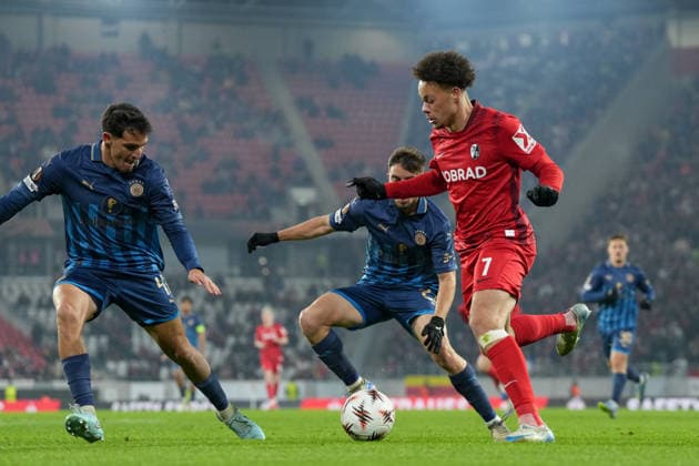 Noam Ben Harush (Maccabi Tel Aviv, 21) im Zweikampf mit Derry Scherhant (SC Freiburg, 07) , Deutschland, Fussball, UEFA Europa League, 7.Spieltag, Ligaphase, 2025 2026, SC Freiburg vs. Maccabi Tel Aviv, 22.01.2026, Europa-Park Stadion, Freiburg, Deutschland Freiburg Europa-Park Stadion Baden-Württemberg Deutschland Copyright: xArnexAmbergx