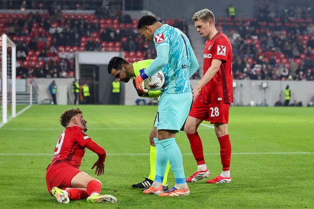 Philipp Treu (SC Freiburg, 29) verletzt am Boden , Deutschland, Fussball, UEFA Europa League, 7. Spieltag, 2025 2026, SC Freiburg vs. Maccabi Tel Aviv, Europa-Park Stadion, Freiburg im Breisgau, 22.01.2026 Freiburg im Breisgau Europa-Park Stadion Deutschland Copyright: xGrantxHubbsx