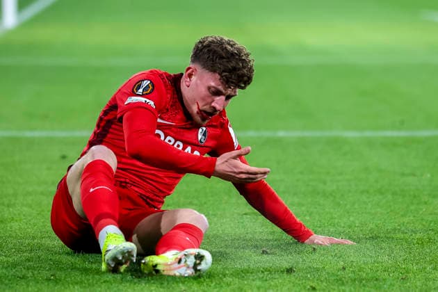 Philipp Treu (SC Freiburg, 29) verletzt am Boden , Deutschland, Fussball, UEFA Europa League, 7. Spieltag, 2025 2026, SC Freiburg vs. Maccabi Tel Aviv, Europa-Park Stadion, Freiburg im Breisgau, 22.01.2026 Freiburg im Breisgau Europa-Park Stadion Deutschland Copyright: xGrantxHubbsx