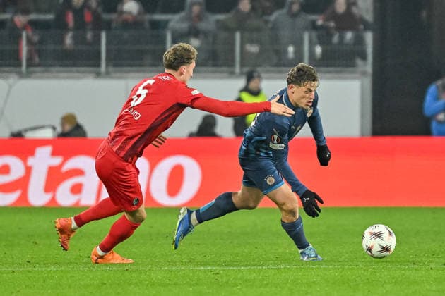Patrick Osterhage (SC Freiburg, 06), Itamar Noy (Maccabi Tel Aviv FC, 30) am Ball. GER, SC Freiburg - Maccabi Tel Aviv, Fussball, Europa League, 7. Spieltag, Saison 2025 2026, 22.01.2026 GER, SC Freiburg - Maccabi Tel Aviv, Fussball, Europa League, 7. Spieltag, Saison 2025 2026, 22.01.2026 Freiburg Copyright: xEibner-Pressefoto ThomasxHessx EP_THS