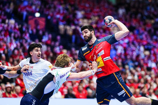 Martin Hovde (Norwegen, 25), Imanol Garciandia (Spanien, 18) DEN, Spanien vs, Norwegen, Handball, EHF Europameisterschaft 2026, Hauptrunde, Spieltag 1, 22.01.2026 DEN, Spanien vs, Norwegen, Handball, EHF Europameisterschaft 2026, Hauptrunde, Spieltag 1, 22.01.2026 Herning Copyright: xEibner-Pressefoto MarcelxvonxFehrnx EP_MFN