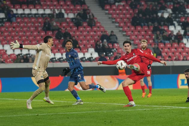 Igor Matanovic (SC Freiburg, 31) Torschuss, Roi Mishpati (Maccabi Tel Aviv, 90) Parade , Deutschland, Fussball, UEFA Europa League, 7.Spieltag, Ligaphase, 2025 2026, SC Freiburg vs. Maccabi Tel Aviv, 22.01.2026, Europa-Park Stadion, Freiburg, Deutschland Freiburg Europa-Park Stadion Baden-Württemberg Deutschland Copyright: xArnexAmbergx