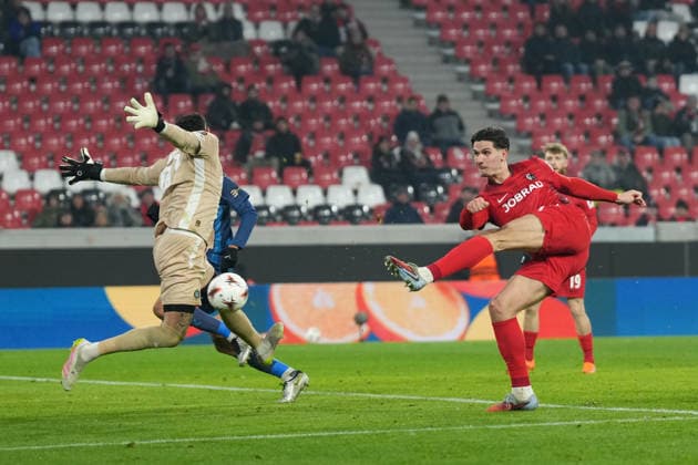 Igor Matanovic (SC Freiburg, 31) Torschuss, Roi Mishpati (Maccabi Tel Aviv, 90) Parade , Deutschland, Fussball, UEFA Europa League, 7.Spieltag, Ligaphase, 2025 2026, SC Freiburg vs. Maccabi Tel Aviv, 22.01.2026, Europa-Park Stadion, Freiburg, Deutschland Freiburg Europa-Park Stadion Baden-Württemberg Deutschland Copyright: xArnexAmbergx