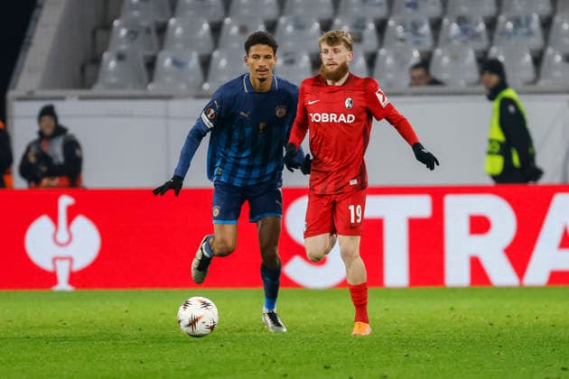 Heitor (Maccabi Tel Aviv, 04) und Niklas Beste (SC Freiburg, 19) im Kampf um den Ball , Deutschland, Fussball, UEFA Europa League, 7. Spieltag, 2025 2026, SC Freiburg vs. Maccabi Tel Aviv, Europa-Park Stadion, Freiburg im Breisgau, 22.01.2026 Freiburg im Breisgau Europa-Park Stadion Deutschland Copyright: xGrantxHubbsx