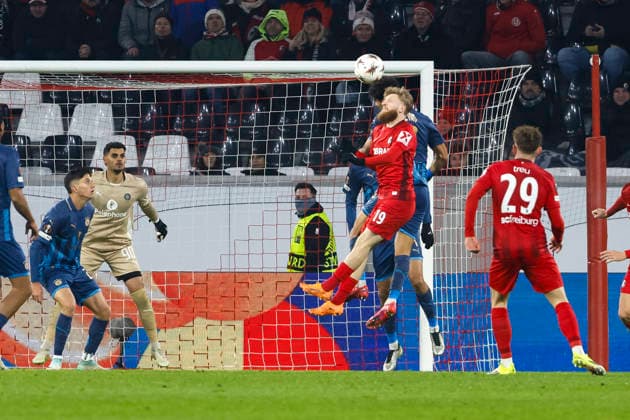 Niklas Beste (SC Freiburg, 19) beim Kopfball , Deutschland, Fussball, UEFA Europa League, 7. Spieltag, 2025 2026, SC Freiburg vs. Maccabi Tel Aviv, Europa-Park Stadion, Freiburg im Breisgau, 22.01.2026 Freiburg im Breisgau Europa-Park Stadion Deutschland Copyright: xGrantxHubbsx