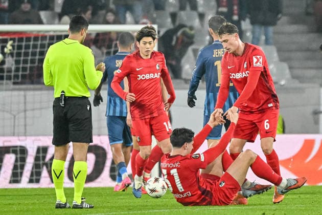 Patrick Osterhage (SC Freiburg, 06) hilft Igor Matanovic (SC Freiburg, 31) vom Boden aufzustehen. GER, SC Freiburg - Maccabi Tel Aviv, Fussball, Europa League, 7. Spieltag, Saison 2025 2026, 22.01.2026 GER, SC Freiburg - Maccabi Tel Aviv, Fussball, Europa League, 7. Spieltag, Saison 2025 2026, 22.01.2026 Freiburg Copyright: xEibner-Pressefoto ThomasxHessx EP_THS