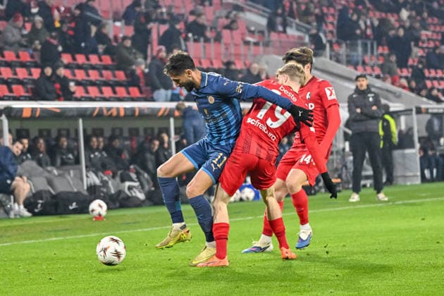 Sagiv Jehezkel (Maccabi Tel Aviv FC, 11) am Ball und im Duell mit Niklas Beste (SC Freiburg, 19), Yuito Suzuki (SC Freiburg, 14) GER, SC Freiburg - Maccabi Tel Aviv, Fussball, Europa League, 7. Spieltag, Saison 2025 2026, 22.01.2026 GER, SC Freiburg - Maccabi Tel Aviv, Fussball, Europa League, 7. Spieltag, Saison 2025 2026, 22.01.2026 Freiburg Copyright: xEibner-Pressefoto ThomasxHessx EP_THS