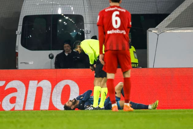 Sagiv Jehezkel (Maccabi Tel Aviv, 11) verletzt am Boden , Deutschland, Fussball, UEFA Europa League, 7. Spieltag, 2025 2026, SC Freiburg vs. Maccabi Tel Aviv, Europa-Park Stadion, Freiburg im Breisgau, 22.01.2026 Freiburg im Breisgau Europa-Park Stadion Deutschland Copyright: xGrantxHubbsx