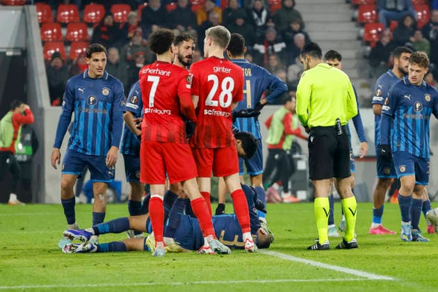 Saied Abu Farchi (Maccabi Tel Aviv, 34) verletzt am Boden , Deutschland, Fussball, UEFA Europa League, 7. Spieltag, 2025 2026, SC Freiburg vs. Maccabi Tel Aviv, Europa-Park Stadion, Freiburg im Breisgau, 22.01.2026 Freiburg im Breisgau Europa-Park Stadion Deutschland Copyright: xGrantxHubbsx