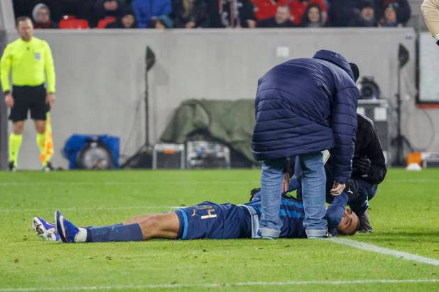 Saied Abu Farchi (Maccabi Tel Aviv, 34) verletzt am Boden , Deutschland, Fussball, UEFA Europa League, 7. Spieltag, 2025 2026, SC Freiburg vs. Maccabi Tel Aviv, Europa-Park Stadion, Freiburg im Breisgau, 22.01.2026 Freiburg im Breisgau Europa-Park Stadion Deutschland Copyright: xGrantxHubbsx