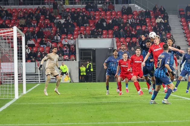 Matthias Ginter (SC Freiburg, 28) beim Kopfball , Deutschland, Fussball, UEFA Europa League, 7. Spieltag, 2025 2026, SC Freiburg vs. Maccabi Tel Aviv, Europa-Park Stadion, Freiburg im Breisgau, 22.01.2026 Freiburg im Breisgau Europa-Park Stadion Deutschland Copyright: xGrantxHubbsx