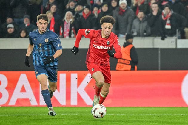 Noam Ben Harosh (Maccabi Tel Aviv FC, 21), Derry Scherhant (SC Freiburg, 07) GER, SC Freiburg - Maccabi Tel Aviv, Fussball, Europa League, 7. Spieltag, Saison 2025 2026, 22.01.2026 GER, SC Freiburg - Maccabi Tel Aviv, Fussball, Europa League, 7. Spieltag, Saison 2025 2026, 22.01.2026 Freiburg Copyright: xEibner-Pressefoto ThomasxHessx EP_THS