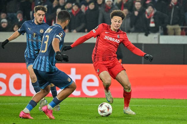 Raz Shlomo (Maccabi Tel Aviv FC, 13), Derry Scherhant (SC Freiburg, 07) GER, SC Freiburg - Maccabi Tel Aviv, Fussball, Europa League, 7. Spieltag, Saison 2025 2026, 22.01.2026 GER, SC Freiburg - Maccabi Tel Aviv, Fussball, Europa League, 7. Spieltag, Saison 2025 2026, 22.01.2026 Freiburg Copyright: xEibner-Pressefoto ThomasxHessx EP_THS