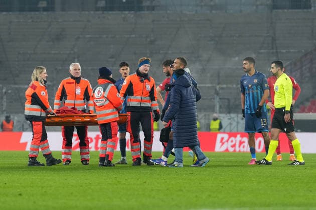 Sanitäter auf dem Feld, Zeitspiel , Deutschland, Fussball, UEFA Europa League, 7.Spieltag, Ligaphase, 2025 2026, SC Freiburg vs. Maccabi Tel Aviv, 22.01.2026, Europa-Park Stadion, Freiburg, Deutschland Freiburg Europa-Park Stadion Baden-Württemberg Deutschland Copyright: xArnexAmbergx