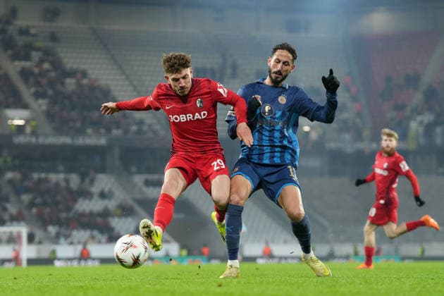Philipp Treu (SC Freiburg, 29) im Zweikampf mit Sagiv Jehezkel (Maccabi Tel Aviv, 11) , Deutschland, Fussball, UEFA Europa League, 7.Spieltag, Ligaphase, 2025 2026, SC Freiburg vs. Maccabi Tel Aviv, 22.01.2026, Europa-Park Stadion, Freiburg, Deutschland Freiburg Europa-Park Stadion Baden-Württemberg Deutschland Copyright: xArnexAmbergx