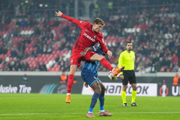 Patrick Osterhage (SC Freiburg, 06) in der Luft , Deutschland, Fussball, UEFA Europa League, 7.Spieltag, Ligaphase, 2025 2026, SC Freiburg vs. Maccabi Tel Aviv, 22.01.2026, Europa-Park Stadion, Freiburg, Deutschland Freiburg Europa-Park Stadion Baden-Württemberg Deutschland Copyright: xArnexAmbergx
