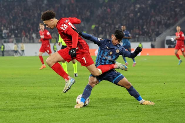 Derry Scherhant (SC Freiburg, 07) und Kervin Andrade (Maccabi Tel Aviv, 10) im Zweikampf , Deutschland, Fussball, UEFA Europa League, 7. Spieltag, 2025 2026, SC Freiburg vs. Maccabi Tel Aviv, Europa-Park Stadion, Freiburg im Breisgau, 22.01.2026 Freiburg im Breisgau Europa-Park Stadion Deutschland Copyright: xGrantxHubbsx