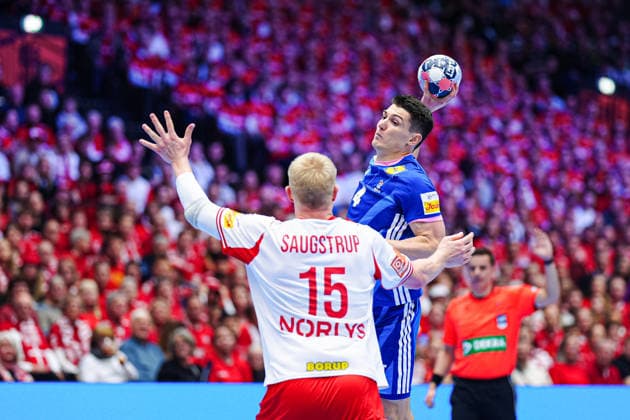 Wurf Tor Aymeric Minne (Frankreich, 04) DEN, Frankreich vs. Daenemark, Handball, EHF Europameisterschaft 2026, Hauptrunde, Spieltag 1, 22.01.2026 DEN, Frankreich vs. Daenemark, Handball, EHF Europameisterschaft 2026, Hauptrunde, Spieltag 1, 22.01.2026 Herning Copyright: xEibner-Pressefoto MarcelxvonxFehrnx EP_MFN
