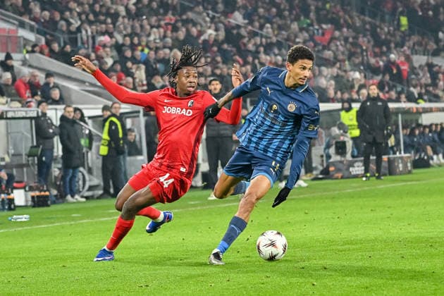 Johan Manzambi (SC Freiburg, 44), Heitor (Maccabi Tel Aviv FC, 04) am Ball. GER, SC Freiburg - Maccabi Tel Aviv, Fussball, Europa League, 7. Spieltag, Saison 2025 2026, 22.01.2026 GER, SC Freiburg - Maccabi Tel Aviv, Fussball, Europa League, 7. Spieltag, Saison 2025 2026, 22.01.2026 Freiburg Copyright: xEibner-Pressefoto ThomasxHessx EP_THS