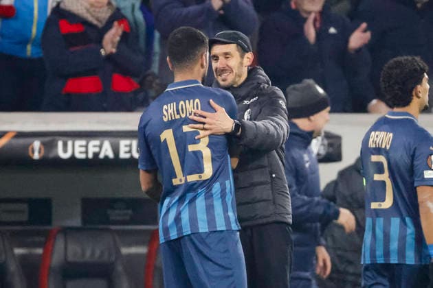 Raz Shlomo (Maccabi Tel Aviv, 13) und Julian Schuster (SC Freiburg, Trainer) nach dem Spiel , Deutschland, Fussball, UEFA Europa League, 7. Spieltag, 2025 2026, SC Freiburg vs. Maccabi Tel Aviv, Europa-Park Stadion, Freiburg im Breisgau, 22.01.2026 Freiburg im Breisgau Europa-Park Stadion Deutschland Copyright: xGrantxHubbsx