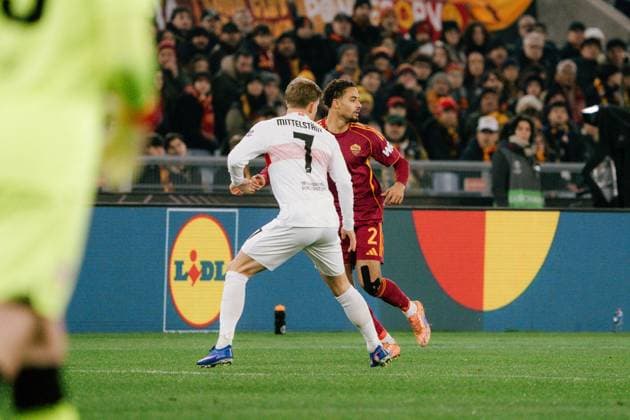 Zweikampf Maximilian Mittelstädt (VfB Stuttgart, 07) und Devyne Rensch (AS ROM, 02), ITA, AS Rom vs. VfB Stuttgart, Fussball, Europa League, Spieltag 7, Spielzeit 2025 2026, 22.01.2026, ITA, AS Rom vs. VfB Stuttgart, Fussball, Europa League, Spieltag 7, Spielzeit 2025 2026, 22.01.2026, Rom Copyright: xEibner-Pressefoto EdwardxCheungx EP_ECG