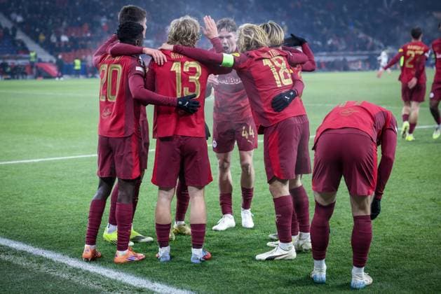 jubel bei Salzburg nach dem 3:0 durch Frans Kraetzig 13 (FC Red Bull Salzburg), mit Kerim Alajbegovic 27 (FC Red Bull Salzburg), Mads Bidstrup 17 (FC Red Bull Salzburg), Yorbe Vertessen 11 (FC Red Bull Salzburg), Freude, Emotion, FC Salzburg vs. FC Basel 1893, Fussball, Maenner, UEFA Europa League, Saison 2025 2026, Ligaphase, 7. Spieltag, 22.01.2026 Wals-Siezenheim Salzburg Oesterreich