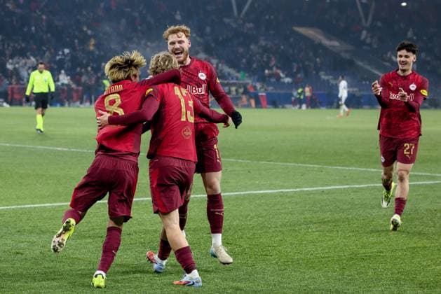 Jubel bei Sota Kitano 8 (FC Red Bull Salzburg), Yorbe Vertessen 11 (FC Red Bull Salzburg), Kerim Alajbegovic 27 (FC Red Bull Salzburg) und Torschuetzen Frans Kraetzig 13 (FC Red Bull Salzburg) nach dem 3:0, FC Salzburg vs. FC Basel 1893, Fussball, Maenner, UEFA Europa League, Saison 2025 2026, Ligaphase, 7. Spieltag, 22.01.2026 Wals-Siezenheim Salzburg Oesterreich
