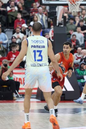 Oscar da Silva (FC Bayern Basketball, 01) mit Darius Thompson (Valencia Basket, 13), GER, FC Bayern Basketball vs. Valencia Basket, Basketball, Euroleague, 24. Spieltag, Saison 2025 2026, 22.01.2026, GER, FC Bayern Basketball vs. Valencia Basket, Basketball, Euroleague, 24. Spieltag, Saison 2025 2026, 22.01.2026 Muenchen Copyright: xEibner-Pressefoto JennixMaulx EP_JML