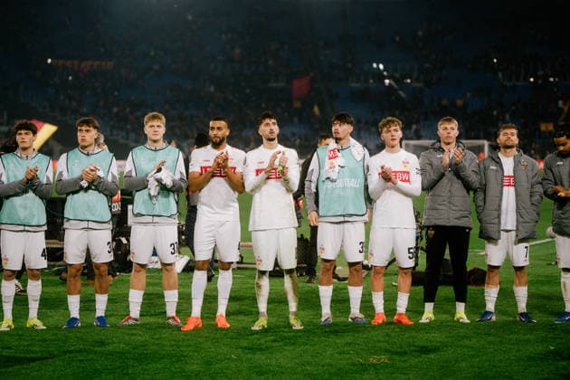 Die Mannschaft des VfB Stuttgart bedankt sich bei den mitgereisten Fans, ITA, AS Rom vs. VfB Stuttgart, Fussball, Europa League, Spieltag 7, Spielzeit 2025 2026, 22.01.2026, ITA, AS Rom vs. VfB Stuttgart, Fussball, Europa League, Spieltag 7, Spielzeit 2025 2026, 22.01.2026, Rom Copyright: xEibner-Pressefoto EdwardxCheungx EP_ECG