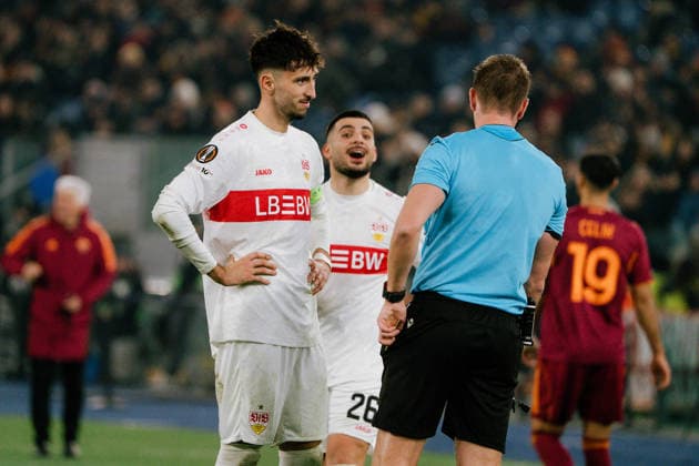 Atakan Karazor (VfB Stuttgart, 16) und Deniz Undav (VfB Stuttgart, 26) beschweren sich bei John Brooks (Schiedsrichter, England), ITA, AS Rom vs. VfB Stuttgart, Fussball, Europa League, Spieltag 7, Spielzeit 2025 2026, 22.01.2026, ITA, AS Rom vs. VfB Stuttgart, Fussball, Europa League, Spieltag 7, Spielzeit 2025 2026, 22.01.2026, Rom Copyright: xEibner-Pressefoto EdwardxCheungx EP_ECG