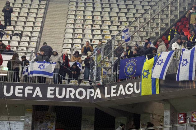 22.01.2026, xrekx, Fussball UEFA Europa League, SC Freiburg - Maccabi Tel Aviv v.l. Maccabi Fans ,Stimmung, Schals, Trikot, Fahne, Banner, Ultras, Zuschauer, Besucher, Choreo, Choreografie, atmosphere, spectators, Visitors (DFL DFB REGULATIONS PROHIBIT ANY USE OF PHOTOGRAPHS as IMAGE SEQUENCES and or QUASI-VIDEO) Freiburg