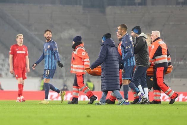 22.01.2026, xrekx, Fussball UEFA Europa League, SC Freiburg - Maccabi Tel Aviv v.l. Sayed Abu Farkhi (Maccabi Tel Aviv verletzt, Verletzung, Schmerz, Schmerzen, injured, injury, pain, pains (DFL DFB REGULATIONS PROHIBIT ANY USE OF PHOTOGRAPHS as IMAGE SEQUENCES and or QUASI-VIDEO) Freiburg