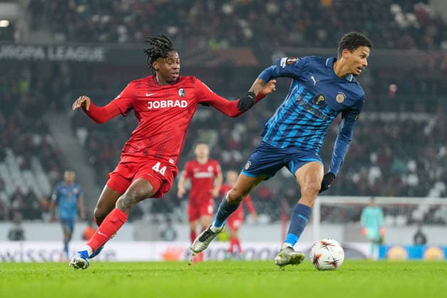 Johan Manzambi (SC Freiburg, 44) im Zweikampf mit Heitor (Maccabi Tel Aviv, 04) , Deutschland, Fussball, UEFA Europa League, 7.Spieltag, Ligaphase, 2025 2026, SC Freiburg vs. Maccabi Tel Aviv, 22.01.2026, Europa-Park Stadion, Freiburg, Deutschland Freiburg Europa-Park Stadion Baden-Württemberg Deutschland Copyright: xArnexAmbergx