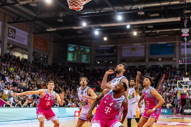 Patrick Heckmann (Telekom Baskets Bonn, 33), Jeff Garrett Jr. (Telekom Baskets Bonn, 04), Owen Klassen (Rostock Seawolves, 29), Sid-Marlon Theis (Rostock Seawolves, 19), Alijah Comithier (Telekom Baskets Bonn, 02) schauen zu wie der Ball nach einem Freiwurf von D Shawn Schwartz (Rostock Seawolves, 05) in den Korb faellt. Telekom Baskets Bonn vs. Rostock Seawolves, Basketball, easy Credit BBL, 17. Spieltag, 2025 2026, 23.01.2026 Telekom Baskets Bonn vs. Rostock Seawolves, Basketball, easy Credit BBL, 17. Spieltag, 2025 2026, 23.01.2026 Bonn Copyright: xEibner-Pressefoto GerhardxWingenderx EP_GWR