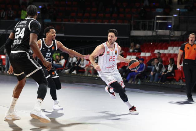 Vasilije Micic (Hapoel IBI Tel Aviv, 22) mit Ball mit Sterling Brown (Partizan Mozzart Bet Belgrad, 12) und Bruno Fernando (Partizan Mozzart Bet Belgrad, 24), GER, Partizan Mozzart Bet Belgrad vs. Hapoel IBI Tel Aviv, Basketball, Euroleague, 24. Spieltag, Saison 2025 2026, 23.01.2026, 13.11.2025, GER, Partizan Mozzart Bet Belgrad vs. Hapoel IBI Tel Aviv, Basketball, Euroleague, 24. Spieltag, Saison 2025 2026, 23.01.2026 Muenchen Copyright: xEibner-Pressefoto JennixMaulx EP_JML