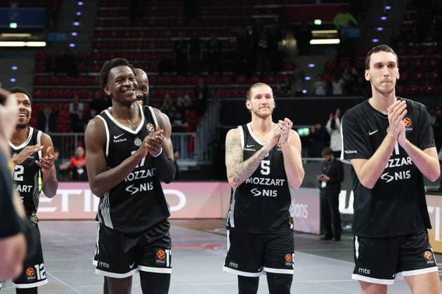 Die Spieler von Partizan Belgrad bejubeln den Sieg mit den Fans, Isaac Bonga (Partizan Mozzart Bet Belgrad, 17) mit Dylan Osetkowski (Partizan Mozzart Bet Belgrad, 05) und Aleksej Pokusevski (Partizan Mozzart Bet Belgrad, 11), GER, Partizan Mozzart Bet Belgrad vs. Hapoel IBI Tel Aviv, Basketball, Euroleague, 24. Spieltag, Saison 2025 2026, 23.01.2026, 13.11.2025, GER, Partizan Mozzart Bet Belgrad vs. Hapoel IBI Tel Aviv, Basketball, Euroleague, 24. Spieltag, Saison 2025 2026, 23.01.2026 Muenchen Copyright: xEibner-Pressefoto JennixMaulx EP_JML