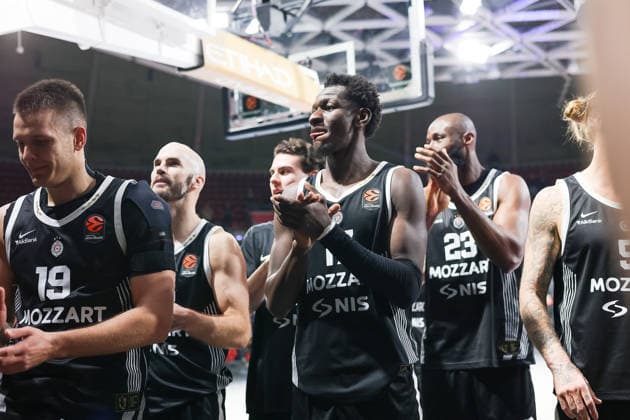 Die Spieler von Partizan Belgrad bejubeln den Sieg mit den Fans, Arijan Lakic (Partizan Mozzart Bet Belgrad, 19) mit Isaac Bonga (Partizan Mozzart Bet Belgrad, 17) und Tonye Jekiri (Partizan Mozzart Bet Belgrad, 23), Nick Calathes (Partizan Mozzart Bet Belgrad, 33), GER, Partizan Mozzart Bet Belgrad vs. Hapoel IBI Tel Aviv, Basketball, Euroleague, 24. Spieltag, Saison 2025 2026, 23.01.2026, 13.11.2025, GER, Partizan Mozzart Bet Belgrad vs. Hapoel IBI Tel Aviv, Basketball, Euroleague, 24. Spieltag, Saison 2025 2026, 23.01.2026 Muenchen Copyright: xEibner-Pressefoto JennixMaulx EP_JML