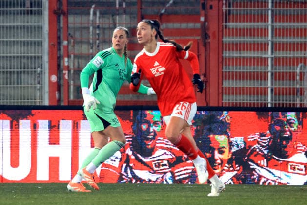 DEU, 2.BL, Frauen, 1.FC Union vs. Bayer Leverkusen, 23.01.2026, Stadion Alte Foersterei, Berlin, DEU, 2.BL, Frauen, 1.FC Union vs. Bayer Leverkusen, im Bild: CARA BOESL (1.FC Union Berlin 1), Tysiak Amber(1.FC Union Berlin 26) DFL - regulations prohibit any use of Photographs as image sequences and or quasi-video