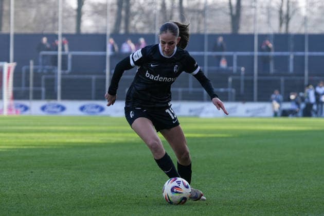 Maj Schneider (SC Freiburg, 15) am Ball , Deutschland, Fussball, GooglePixel Frauen-Bundesliga, 15.Spieltag, 2025 2026, 1. FC Köln vs. SC Freiburg, 24.01.2026, Franz-Kremer-Stadion, Köln, Deutschland DFB REGULATIONS PROHIBIT ANY USE OF PHOTOGRAPHS AS IMAGE SEQUENCES AND OR QUASI-VIDEO. Köln Franz-Kremer-Stadion Nordrhein-Westfalen Deutschland Copyright: xArnexAmbergx