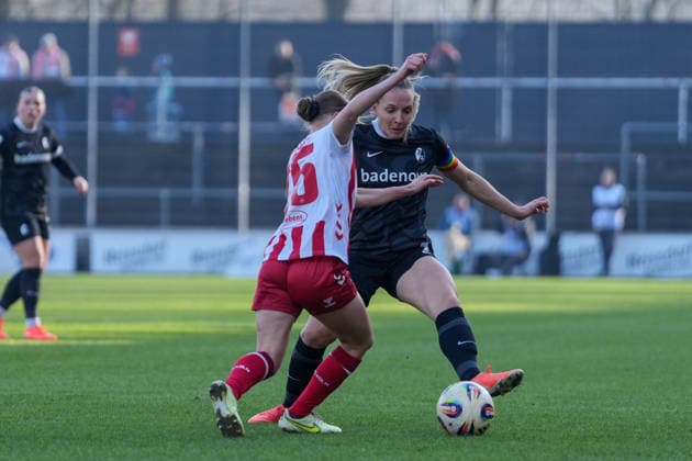 Laura Donhauser (1.FC Köln Frauen, 25) im Zweikampf mit Lisa Karl (SC Freiburg, 02) , Deutschland, Fussball, GooglePixel Frauen-Bundesliga, 15.Spieltag, 2025 2026, 1. FC Köln vs. SC Freiburg, 24.01.2026, Franz-Kremer-Stadion, Köln, Deutschland DFB REGULATIONS PROHIBIT ANY USE OF PHOTOGRAPHS AS IMAGE SEQUENCES AND OR QUASI-VIDEO. Köln Franz-Kremer-Stadion Nordrhein-Westfalen Deutschland Copyright: xArnexAmbergx