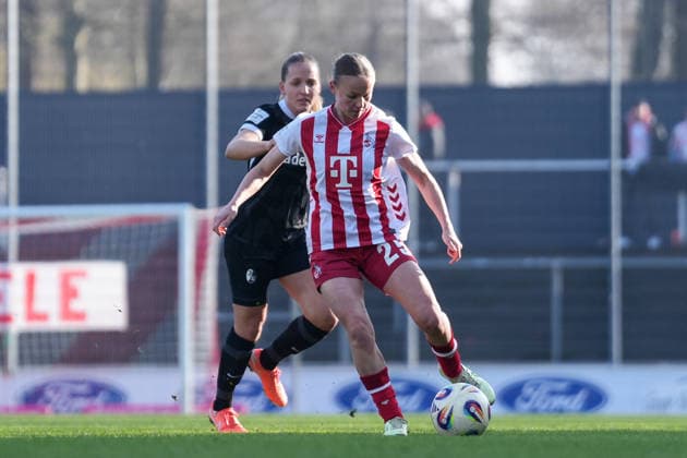 Lisa Karl (SC Freiburg, 02) im Zweikampf mit Laura Donhauser (1.FC Köln Frauen, 25) , Deutschland, Fussball, GooglePixel Frauen-Bundesliga, 15.Spieltag, 2025 2026, 1. FC Köln vs. SC Freiburg, 24.01.2026, Franz-Kremer-Stadion, Köln, Deutschland DFB REGULATIONS PROHIBIT ANY USE OF PHOTOGRAPHS AS IMAGE SEQUENCES AND OR QUASI-VIDEO. Köln Franz-Kremer-Stadion Nordrhein-Westfalen Deutschland Copyright: xArnexAmbergx