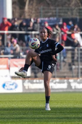 Nicole Ojukwu (SC Freiburg, 06) am Ball , Deutschland, Fussball, GooglePixel Frauen-Bundesliga, 15.Spieltag, 2025 2026, 1. FC Köln vs. SC Freiburg, 24.01.2026, Franz-Kremer-Stadion, Köln, Deutschland DFB REGULATIONS PROHIBIT ANY USE OF PHOTOGRAPHS AS IMAGE SEQUENCES AND OR QUASI-VIDEO. Köln Franz-Kremer-Stadion Nordrhein-Westfalen Deutschland Copyright: xArnexAmbergx