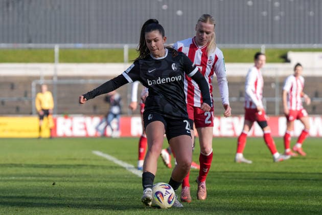 Leela Egli (SC Freiburg, 20) im Zweikampf mit Anna Gerhardt (1.FC Köln Frauen, 21) , Deutschland, Fussball, GooglePixel Frauen-Bundesliga, 15.Spieltag, 2025 2026, 1. FC Köln vs. SC Freiburg, 24.01.2026, Franz-Kremer-Stadion, Köln, Deutschland DFB REGULATIONS PROHIBIT ANY USE OF PHOTOGRAPHS AS IMAGE SEQUENCES AND OR QUASI-VIDEO. Köln Franz-Kremer-Stadion Nordrhein-Westfalen Deutschland Copyright: xArnexAmbergx