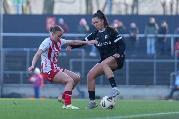 Leela Egli (SC Freiburg, 20) am Ball , Deutschland, Fussball, GooglePixel Frauen-Bundesliga, 15.Spieltag, 2025 2026, 1. FC Köln vs. SC Freiburg, 24.01.2026, Franz-Kremer-Stadion, Köln, Deutschland DFB REGULATIONS PROHIBIT ANY USE OF PHOTOGRAPHS AS IMAGE SEQUENCES AND OR QUASI-VIDEO. Köln Franz-Kremer-Stadion Nordrhein-Westfalen Deutschland Copyright: xArnexAmbergx