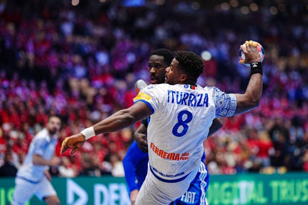Wurf Tor Victor Iturizza (Portugal, 08) DEN, Frankreich vs. Portugal, Handball, EHF Europameisterschaft 2026, Hauptrunde, Spieltag 2, 24.01.2026 DEN, Frankreich vs. Portugal, Handball, EHF Europameisterschaft 2026, Hauptrunde, Spieltag 2, 24.01.2026 Herning Copyright: xEibner-Pressefoto MarcelxvonxFehrnx EP_MFN