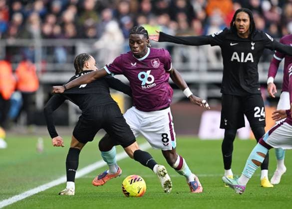 Xavi Simons of Tottenham Hotspur and Lesley Ugochukwu of Burnley Burnley v Tottenham Hotspur, Premier League, Football, Turf Moor, Burnley, UK - 24 Jan 2026Burnley Turf Moor United Kingdom EDITORIAL USE ONLY No use with unauthorised audio, video, data, fixture lists, club league logos or live services. Online in-match use limited to 120 images, no video emulation. No use in betting, games or single club league player publications. Copyright: xAnnaxGowthorpe Shutterstockx 16425941x