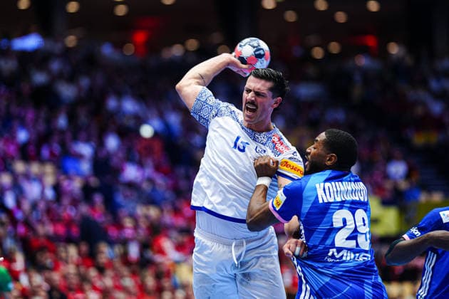 Wurf Tor Salvador Salvador (Portugal, 13), Benoit Kounkoud (Frankreich, 29) DEN, Frankreich vs. Portugal, Handball, EHF Europameisterschaft 2026, Hauptrunde, Spieltag 2, 24.01.2026 DEN, Frankreich vs. Portugal, Handball, EHF Europameisterschaft 2026, Hauptrunde, Spieltag 2, 24.01.2026 Herning Copyright: xEibner-Pressefoto MarcelxvonxFehrnx EP_MFN
