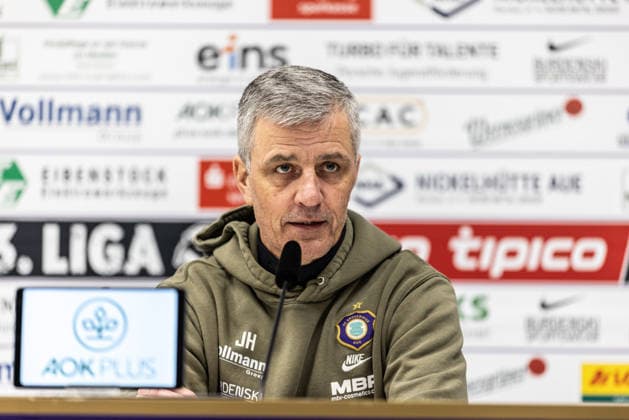 Fussball, Saison 2025 2026, 3. Liga, eins Erzgebirgsstadion Aue Bad-Schlema, 21. Spieltag, FC Erzgebirge Aue - SSV Ulm 1846 Fußball, 24.01.2026 24.01.2026, Fussball, Saison 2025 2026, 3. Liga, eins Erzgebirgsstadion Aue Bad-Schlema, 21. Spieltag, FC Erzgebirge Aue - SSV Ulm 1846 Fußball, Freisteller Einzelbild Portrait Porträt Trainer Jens Härtel (FC Erzgebirge Aue) in der PK Pressekonferenz nach Spielende Foto: Lucca Fundel Aue-Bad Schlema eins Erzgebirgsstadion Sachsen Deutschland