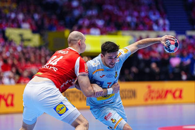 Simon Hald (Daenemark, 34), Jan Gurri (Spanien, 07) DEN, Spanien vs. Daenemark, Handball, EHF Europameisterschaft 2026, Hauptrunde, Spieltag 2, 24.01.2026 DEN, Spanien vs. Daenemark, Handball, EHF Europameisterschaft 2026, Hauptrunde, Spieltag 2, 24.01.2026 Herning Copyright: xEibner-Pressefoto MarcelxvonxFehrnx EP_MFN