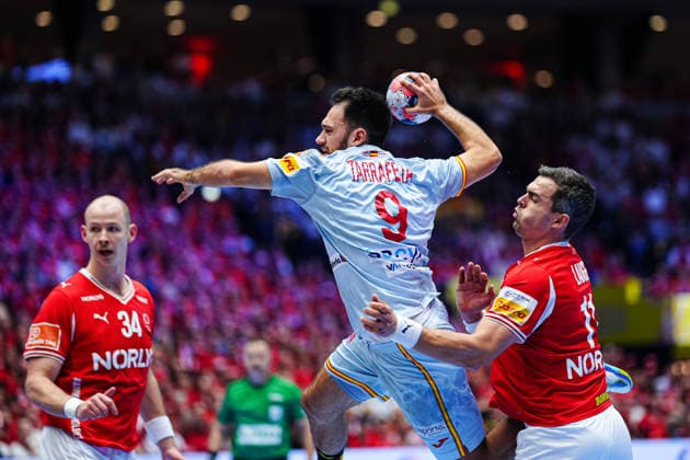 Wurf Tor Ian Tarrafeta (Spanien, 09), Rasmus Lauge (Daenemark, 11) DEN, Spanien vs. Daenemark, Handball, EHF Europameisterschaft 2026, Hauptrunde, Spieltag 2, 24.01.2026 DEN, Spanien vs. Daenemark, Handball, EHF Europameisterschaft 2026, Hauptrunde, Spieltag 2, 24.01.2026 Herning Copyright: xEibner-Pressefoto MarcelxvonxFehrnx EP_MFN